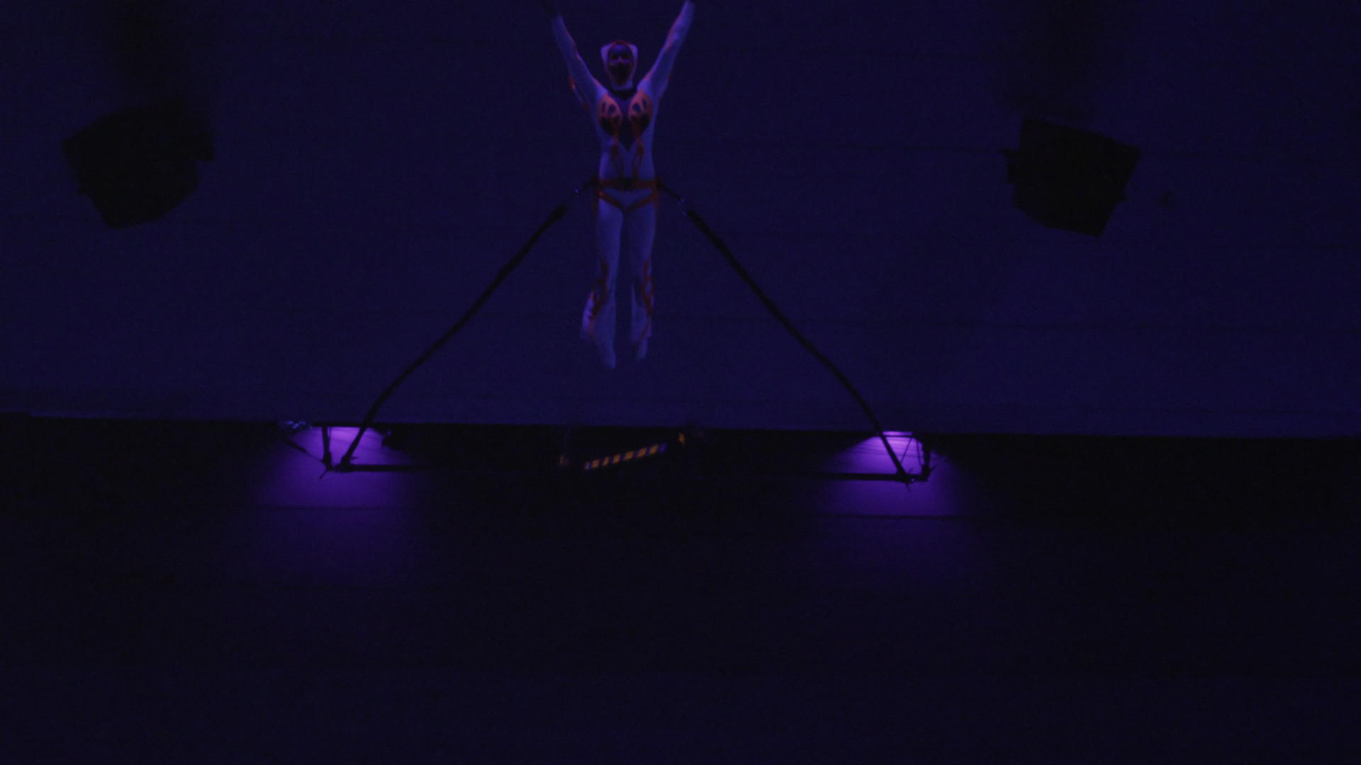 空中表演者在黑暗中跳跃在多彩的喷泉杂技中学习莫斯科俄罗斯视频的预览图