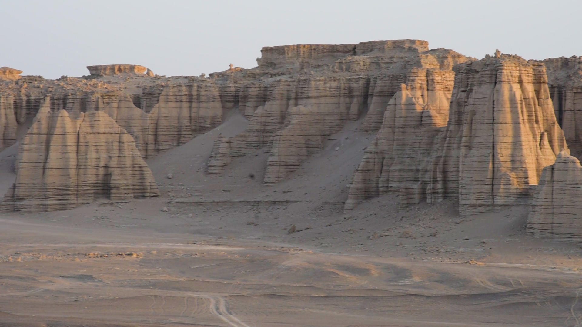 新疆雅丹大海道日出美景60帧率实拍视频的预览图