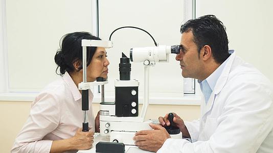 一位熟练的医生用设备检查病人的眼睛并用器械检查病人的眼睛视频的预览图