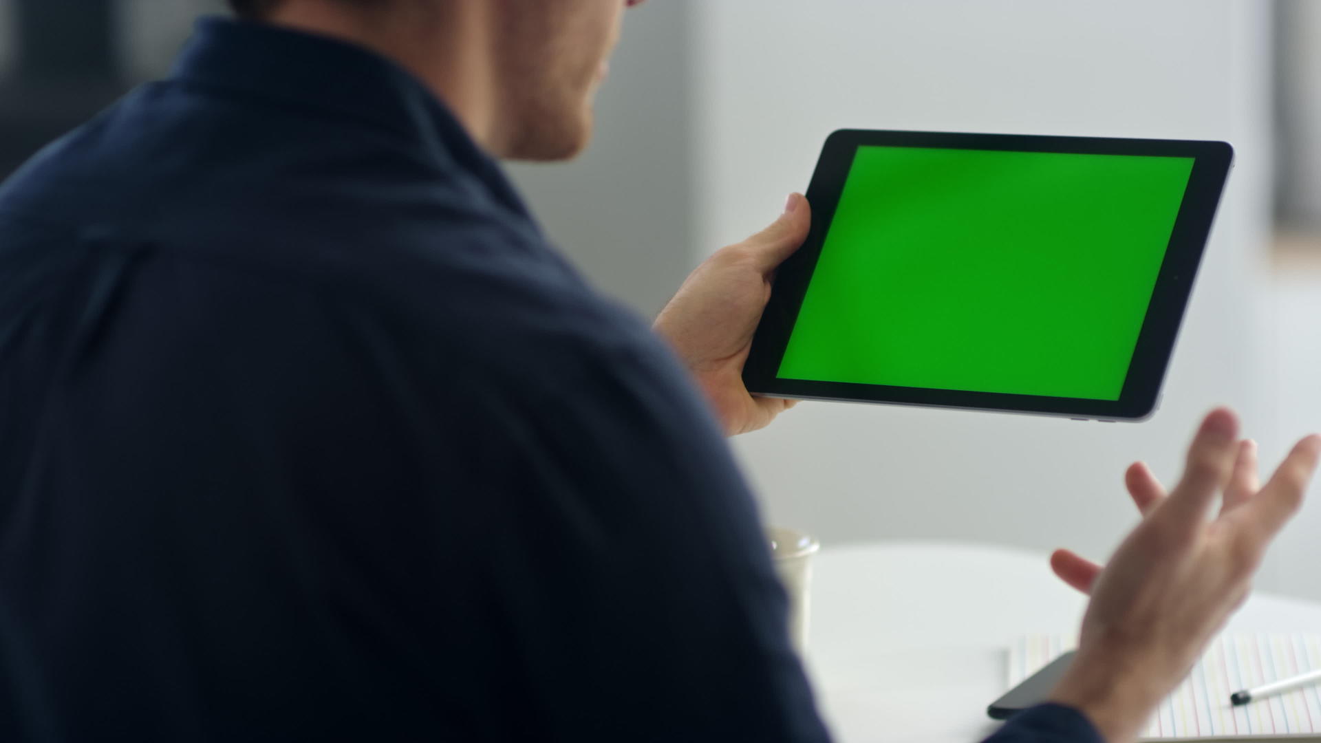 在绿屏平板电脑上做视频通话的特勤人视频的预览图