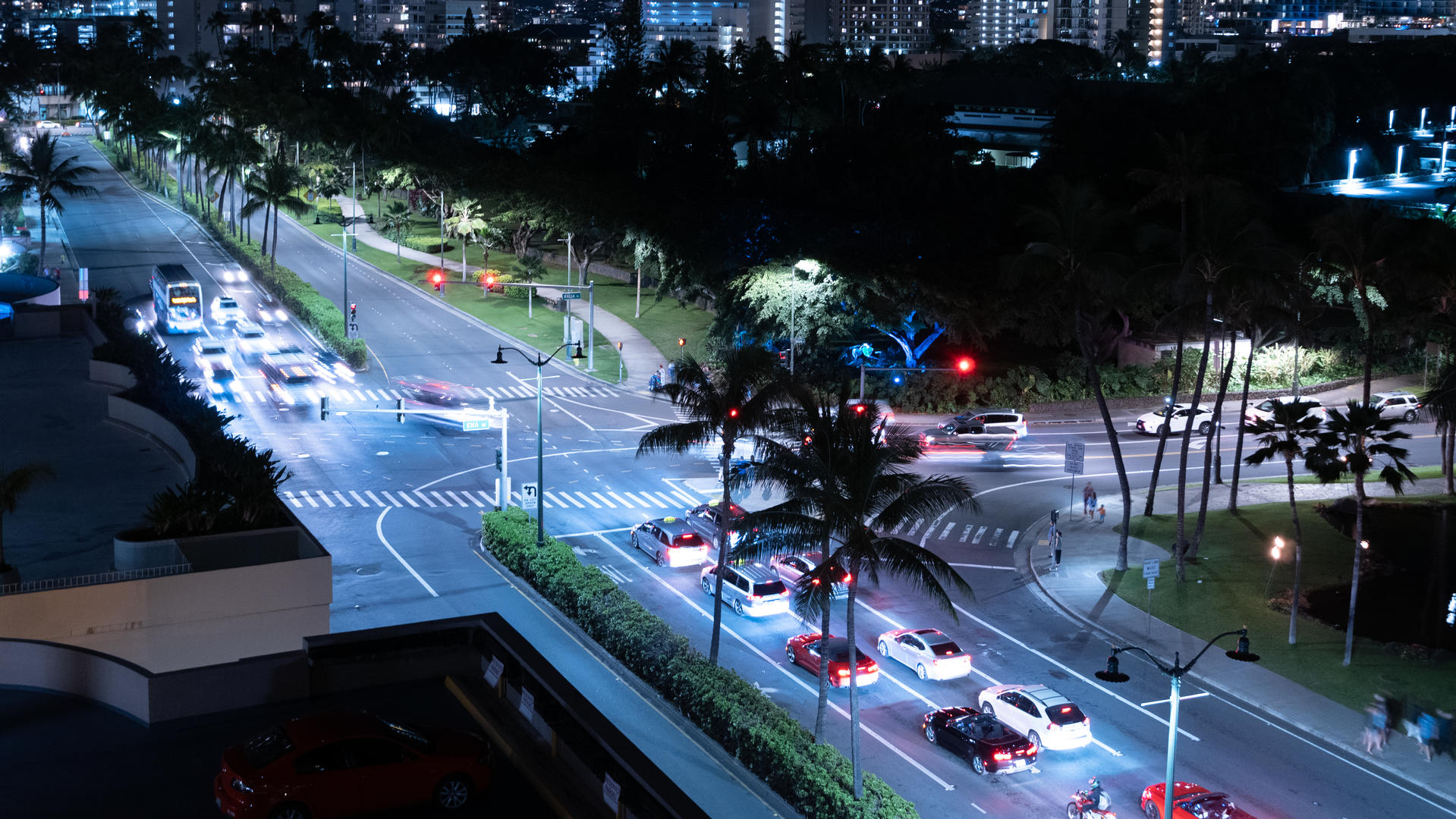 夏威夷檀香山街头车流人流延时摄影视频的预览图