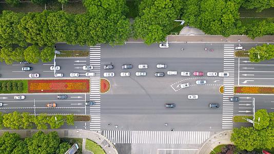 4k航拍城市路口交通视频的预览图