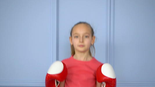 快乐的女孩拳击手用拳击手套跳跃快乐地赢得慢动作视频的预览图