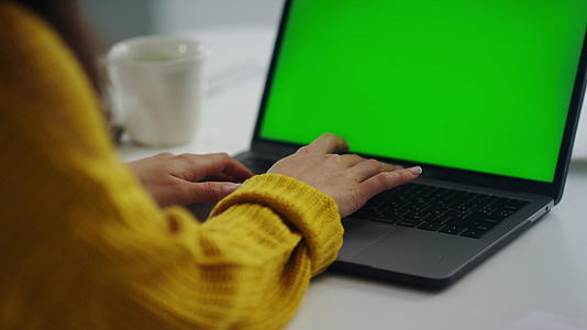 女商人用绿色屏幕在笔记本电脑上工作视频的预览图