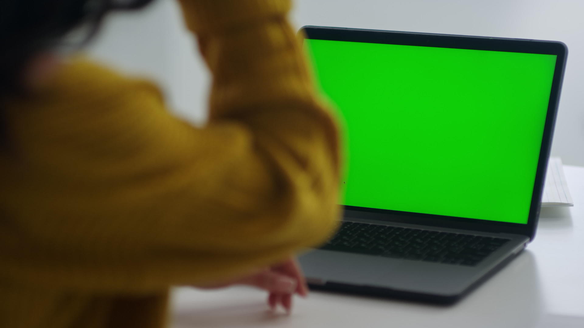 商人在绿色屏幕上看笔记本电脑视频的预览图