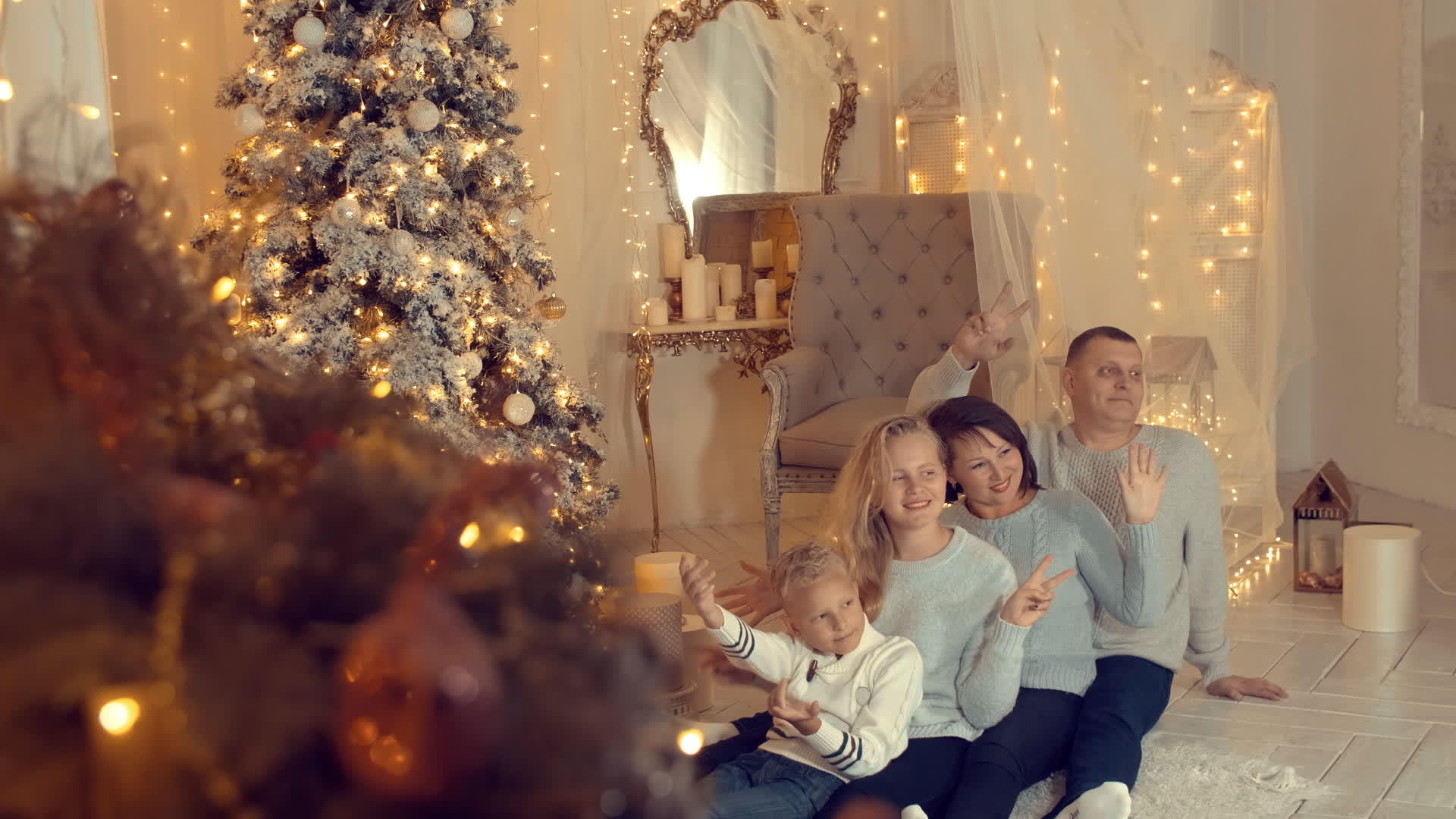 幸福的圣诞家庭视频的预览图