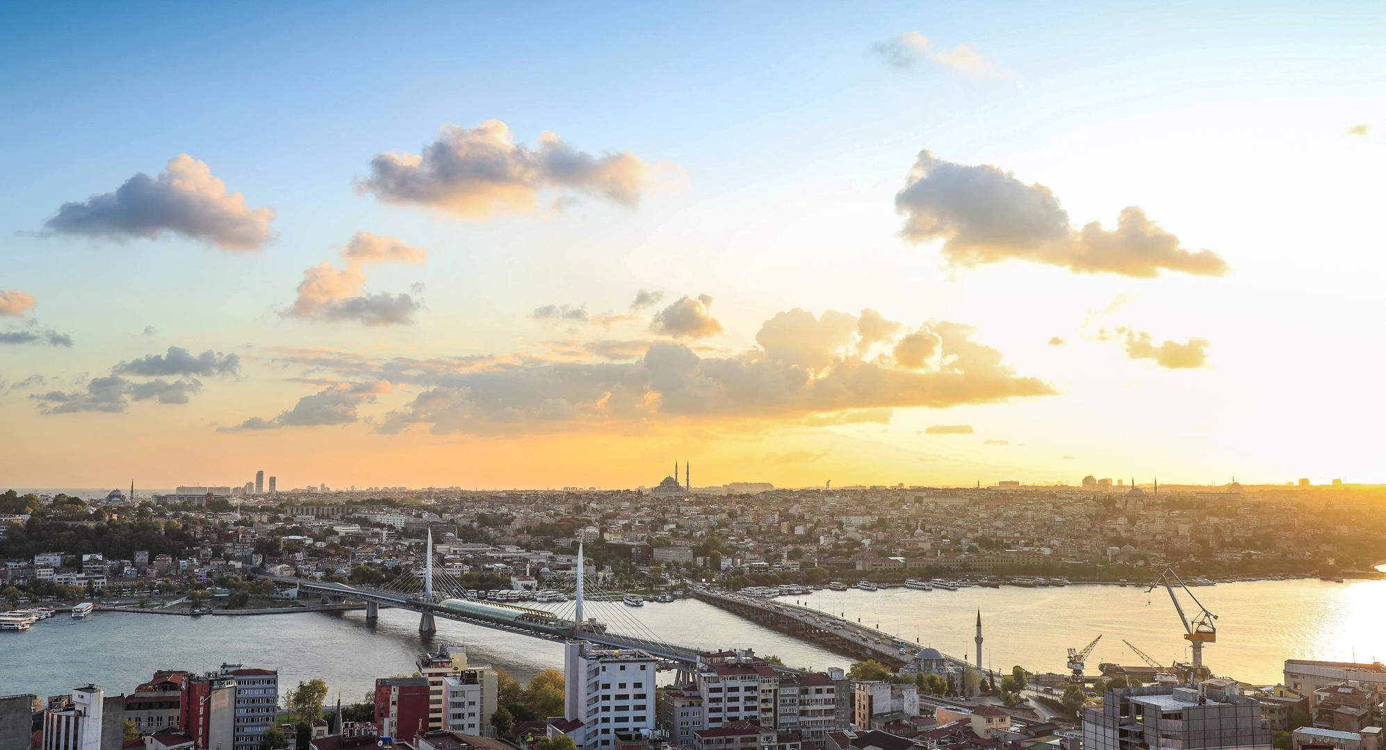 土耳其首都伊斯坦布尔城市天际线日落延时视频视频的预览图