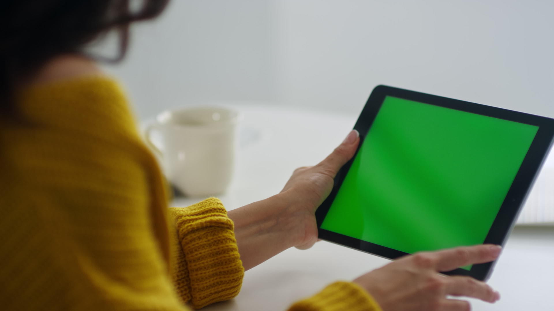 女性自由职业者在绿屏平板电脑上进行视频呼叫视频的预览图