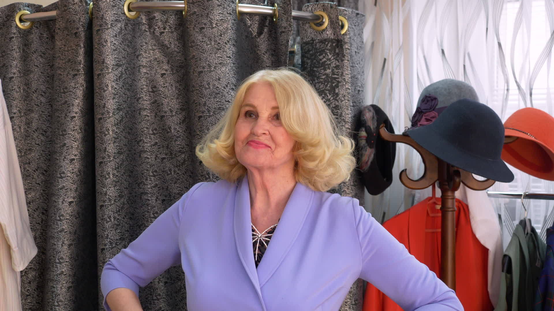 性格开朗的成熟女性在试衣间试穿时装陈列室的新衣服微笑视频的预览图