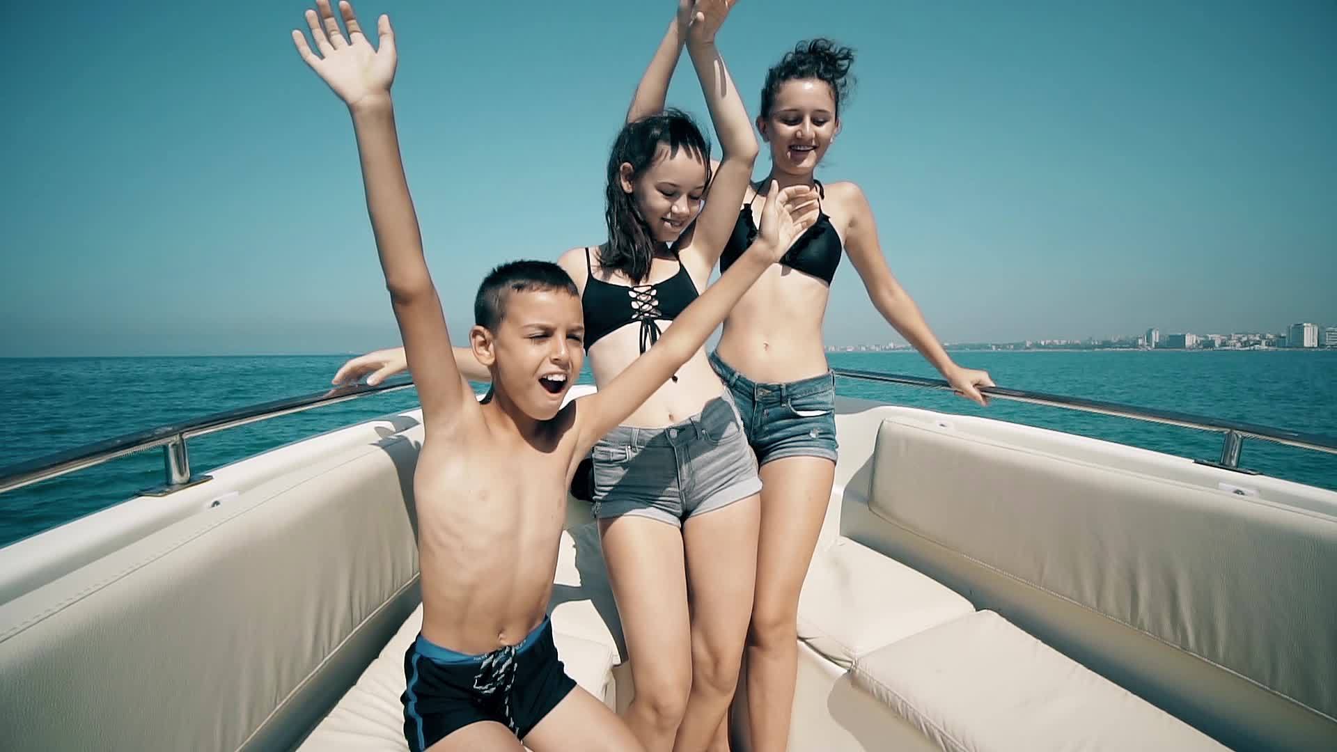 快乐的孩子们在豪华的船上开派对在慢动作中跳舞视频的预览图