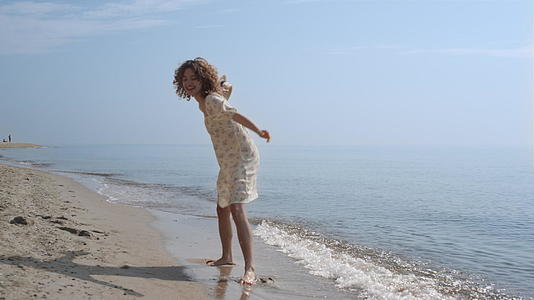 宁静的女孩在海滩夏天玩得开心视频的预览图