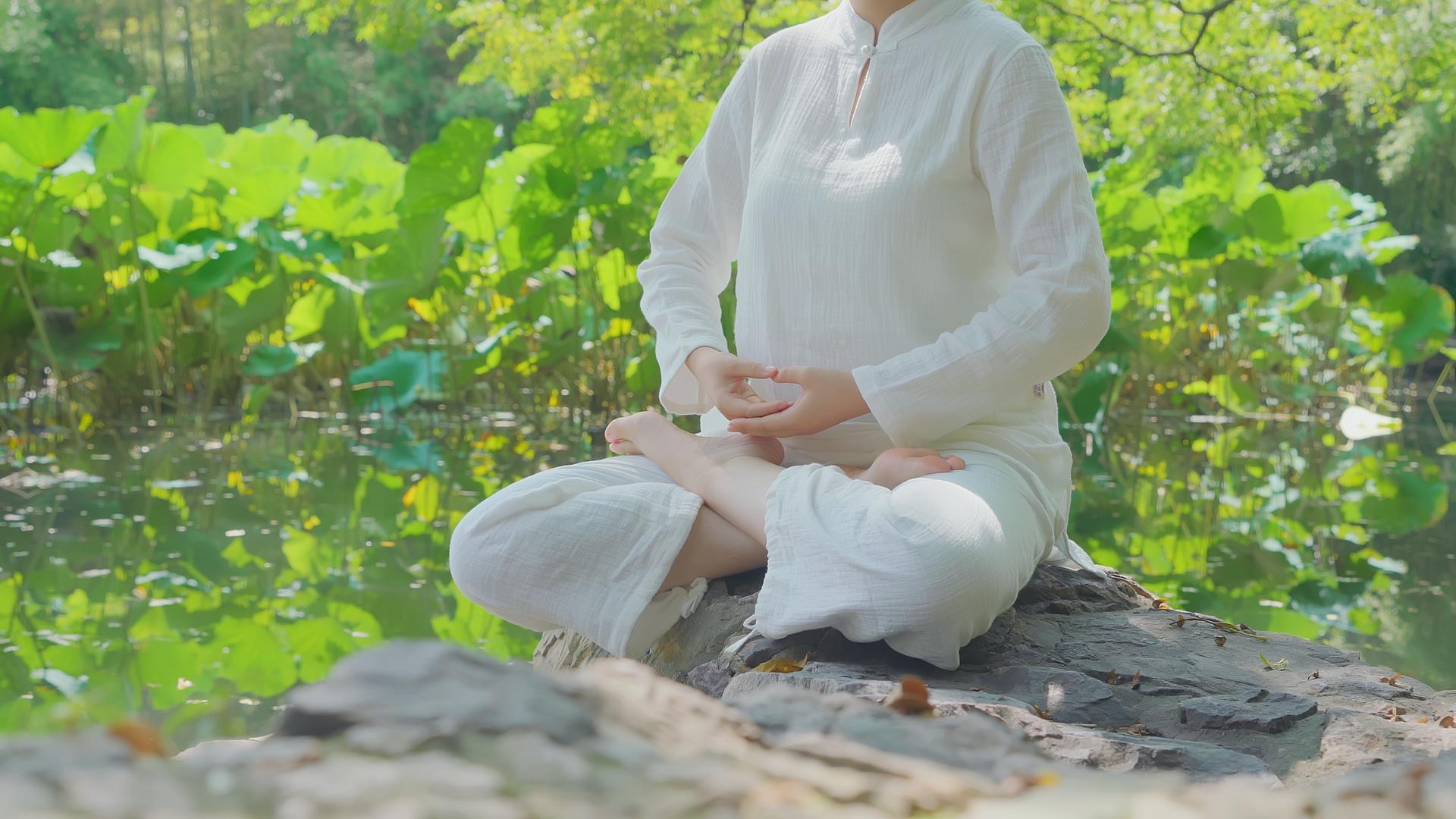 4K户外女性禅意瑜伽静坐视频的预览图