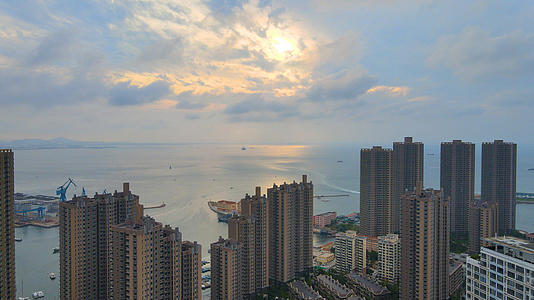 4K航拍夕阳下港口新发展视频的预览图