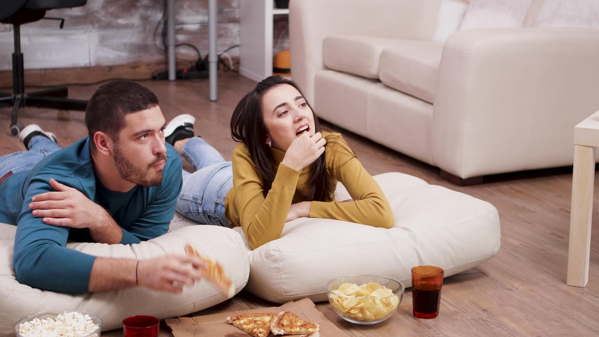 情侣们坐在地板上吃披萨和薯片视频的预览图