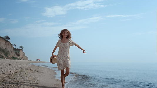 快乐的女孩跳进沙滩夏日视频的预览图