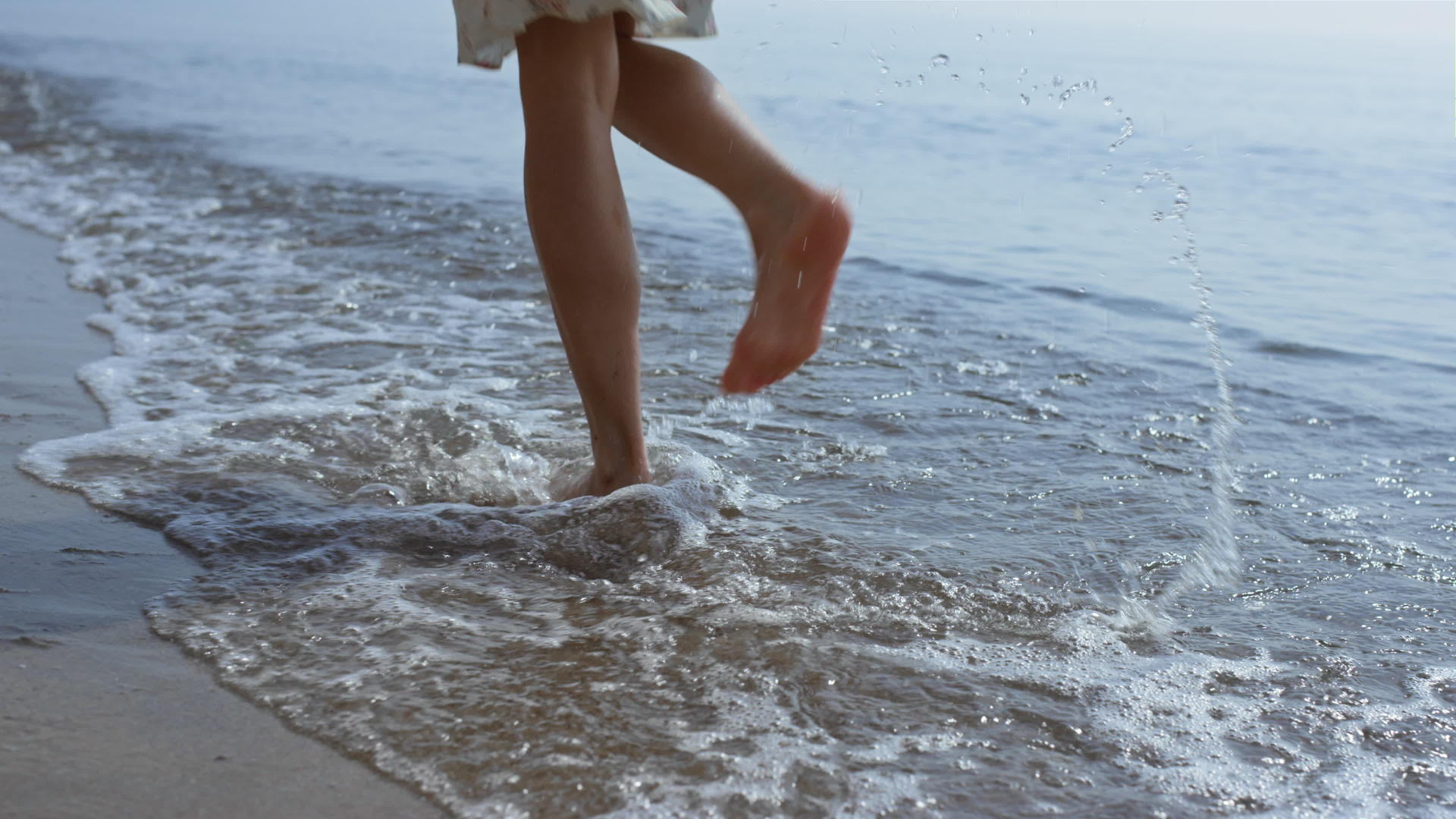 裸露的女人腿在海浪上跳跃视频的预览图