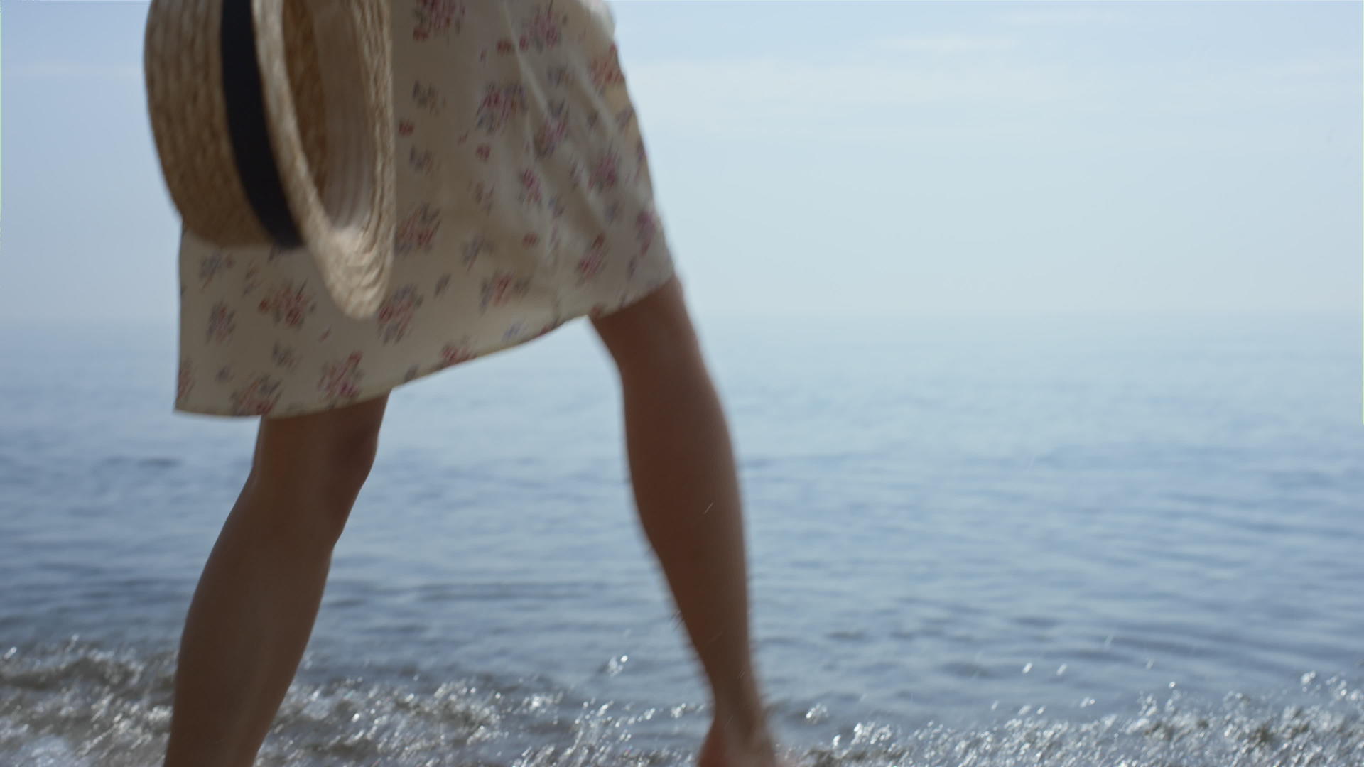 赤脚妇女用腿近距离泼海水视频的预览图