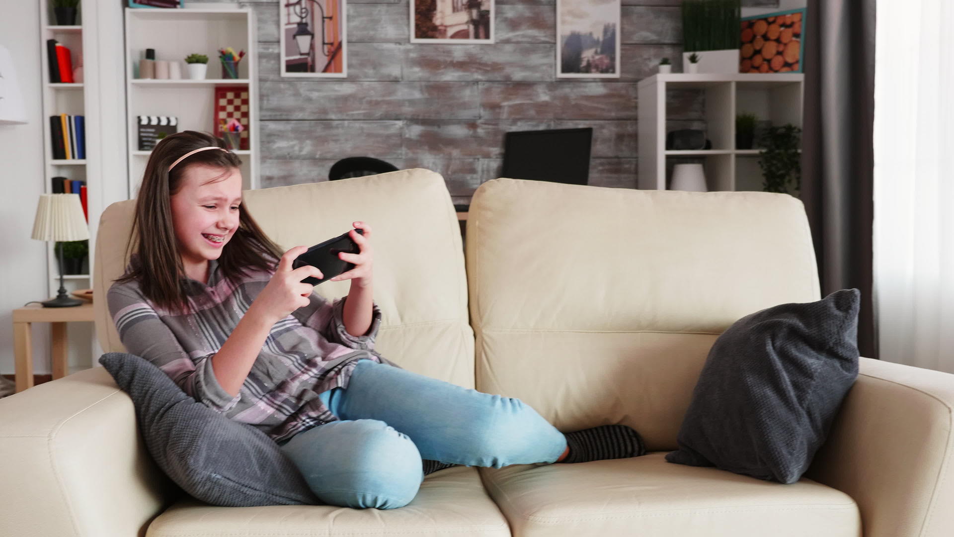 快乐的小女孩玩电子游戏视频的预览图
