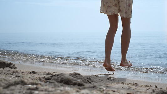 裸体的脚在海水中跳跃视频的预览图