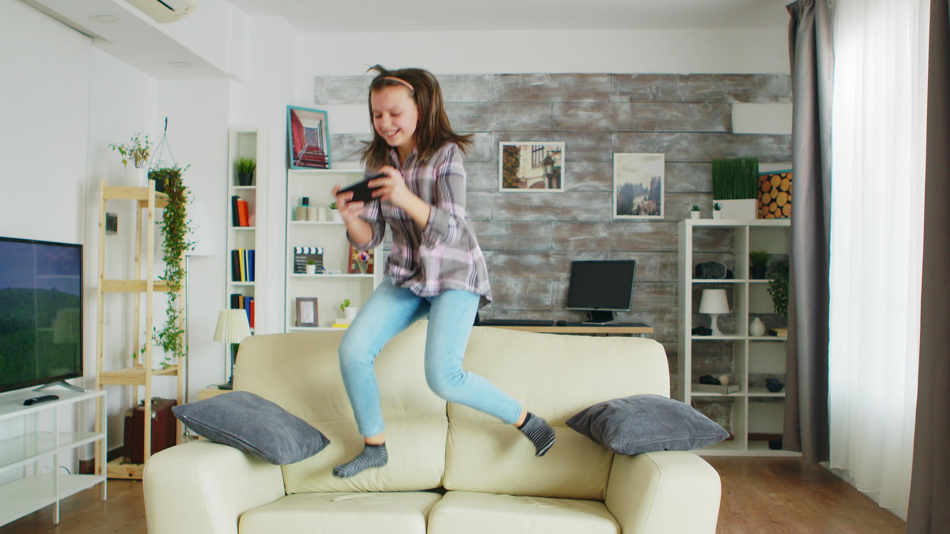 小女孩跳到客厅的沙发上视频的预览图