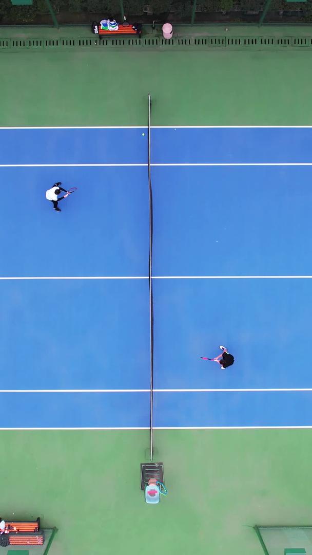 航拍体育比赛健身娱乐网球双打现场素材视频的预览图