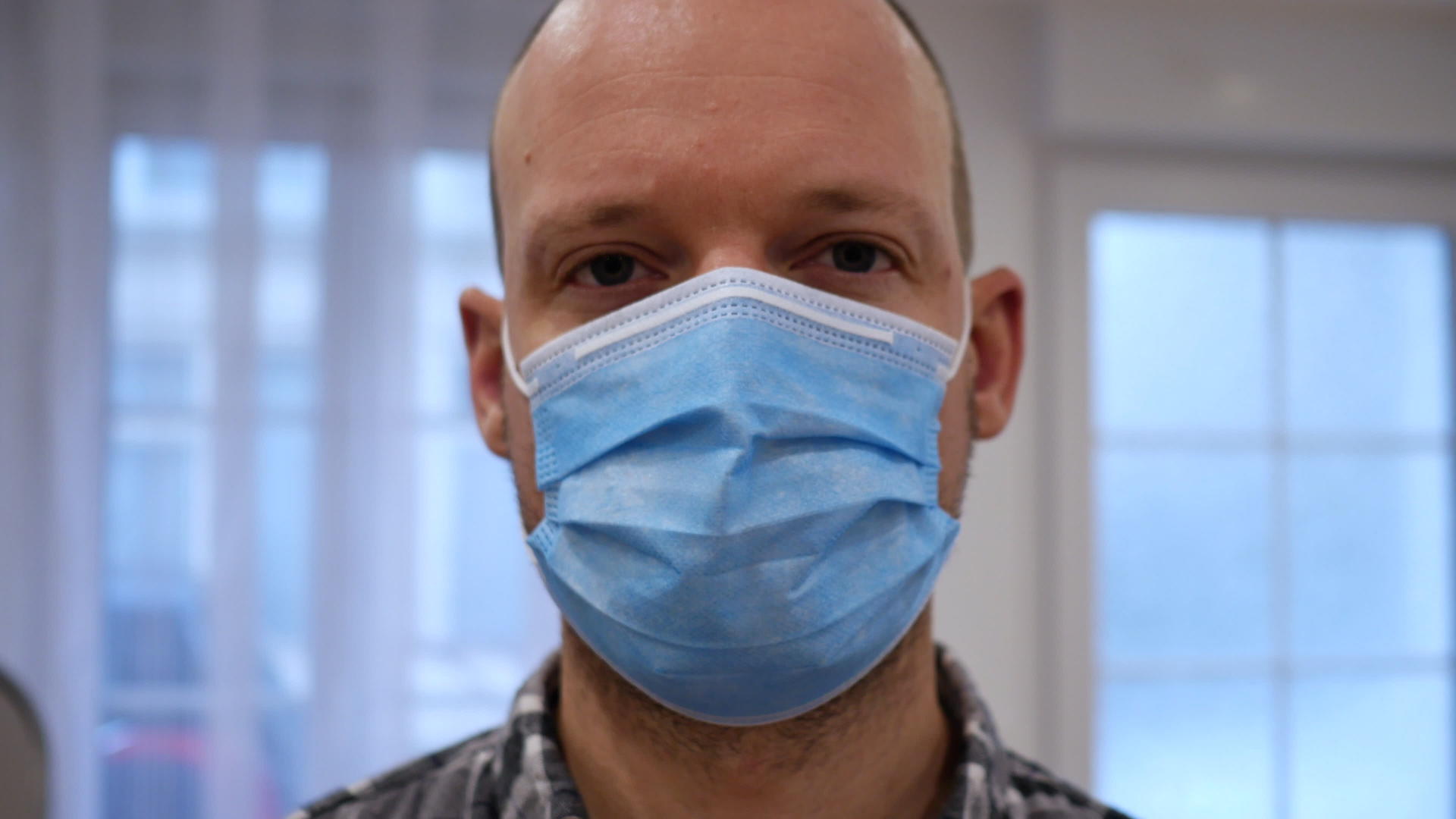 男人戴着防护的面具摘下他的面具然后不戴面具微笑视频的预览图