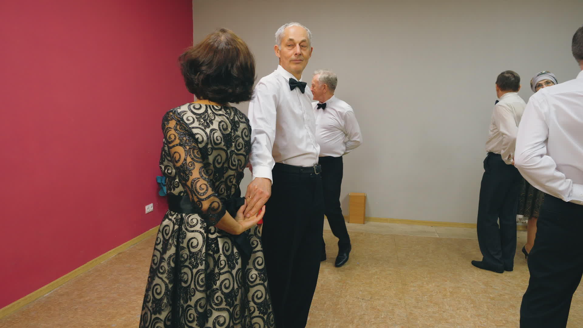 快乐的资深情侣在舞蹈俱乐部跳华尔兹舞成熟的男人和女人视频的预览图