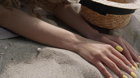调皮的姑娘摸了摸躺在垫子上的沙滩视频的预览图