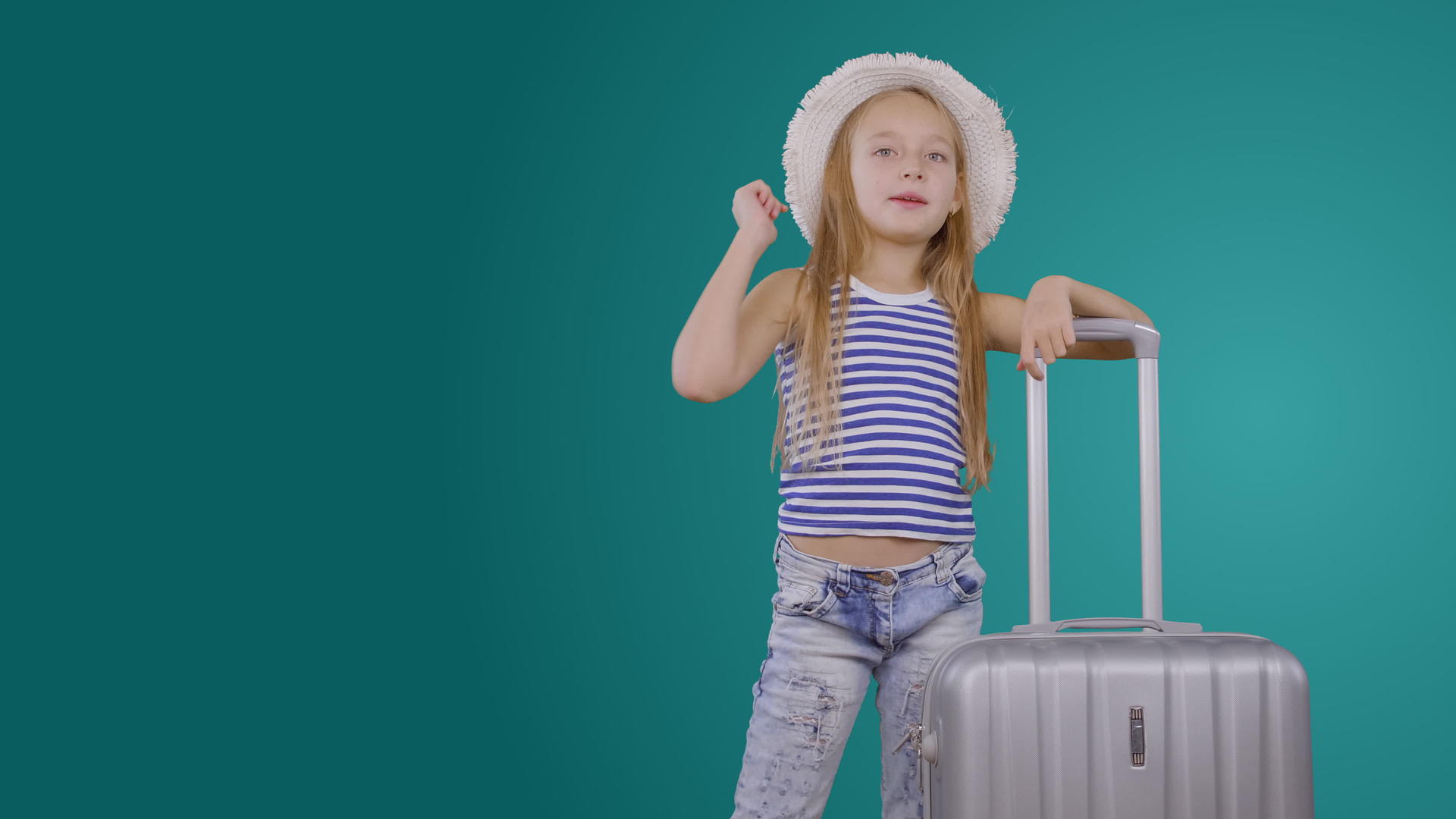 用手提箱邀请绿色背景旅行的快乐女孩旅行博客写博客视频的预览图