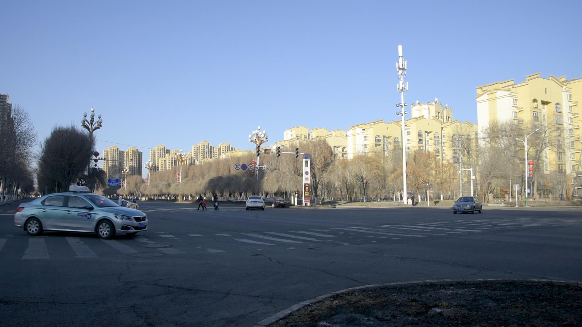城市道路交通十字路口影视素材60帧率实拍视频的预览图