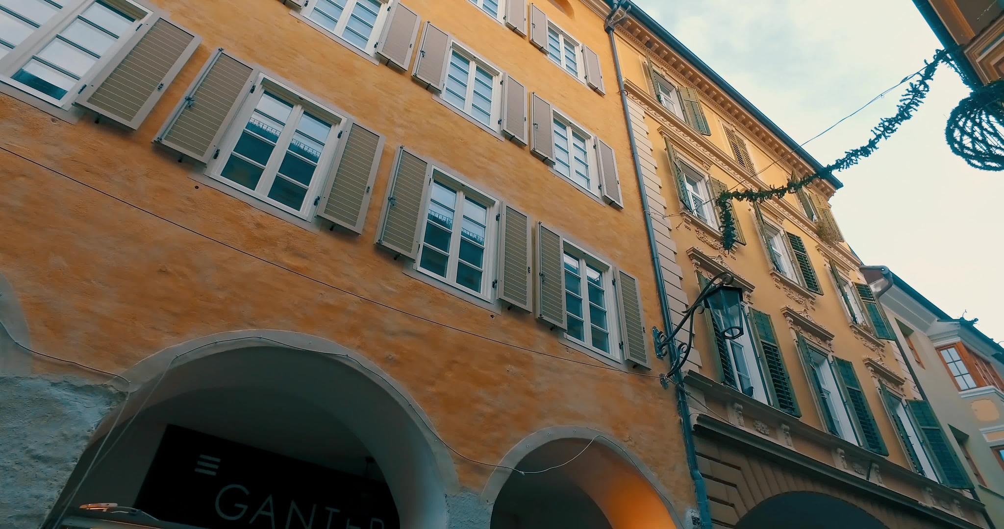传统的意大利建筑结构电影制片人在狭窄的街道上Standicam视频的预览图