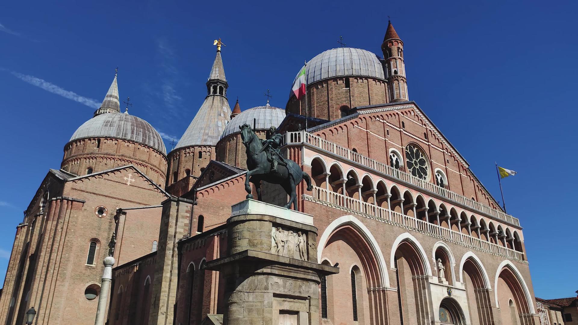 帕图阿在意大利patua拍摄圣蚁大教堂视频的预览图