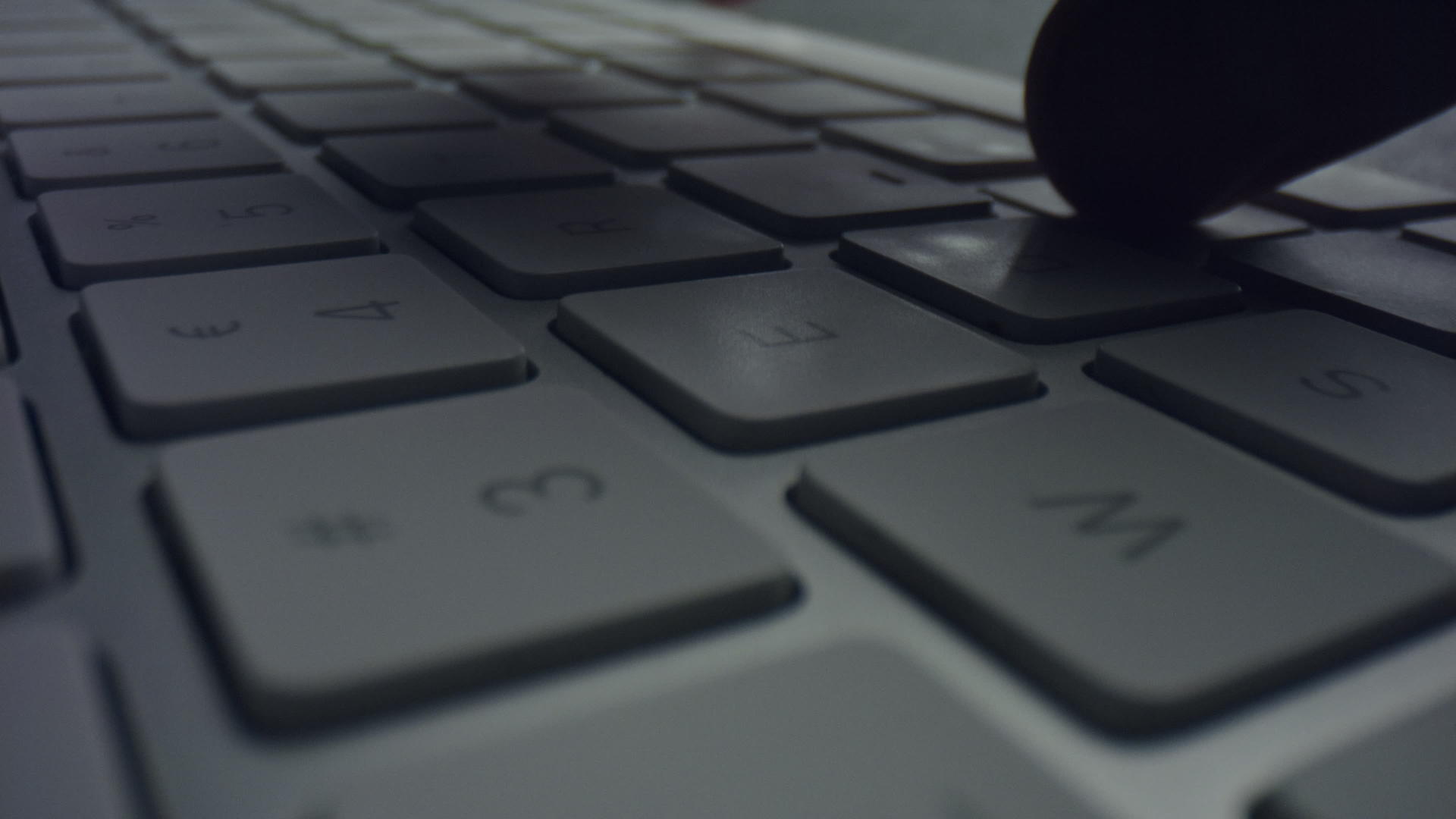 男人的手指在电脑键盘上按白视频的预览图