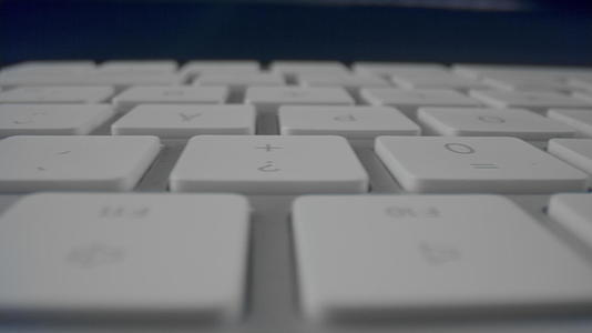 白色电脑键盘特写视频的预览图