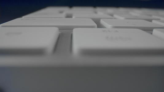白色电脑键盘特写视频的预览图