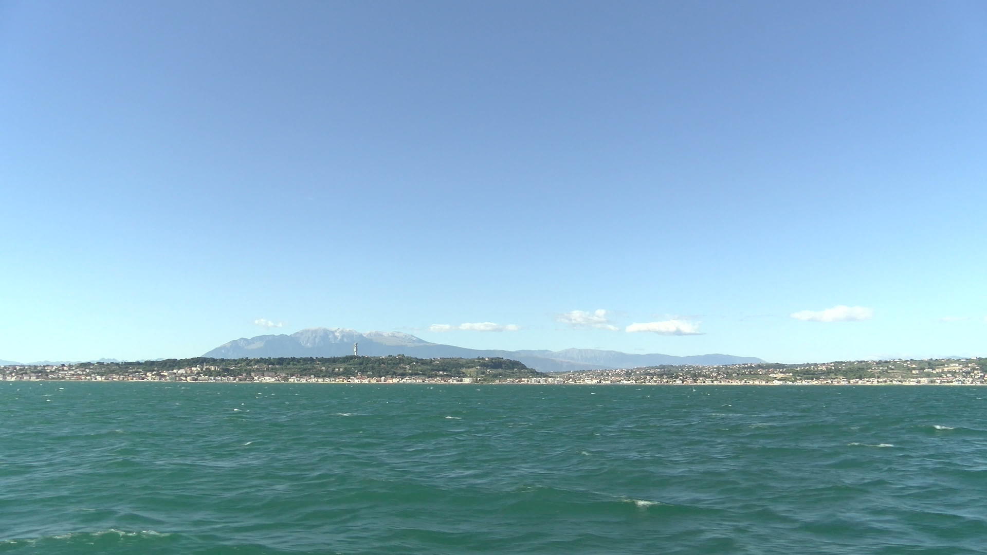 从一艘船上可以看到意大利海岸视频的预览图