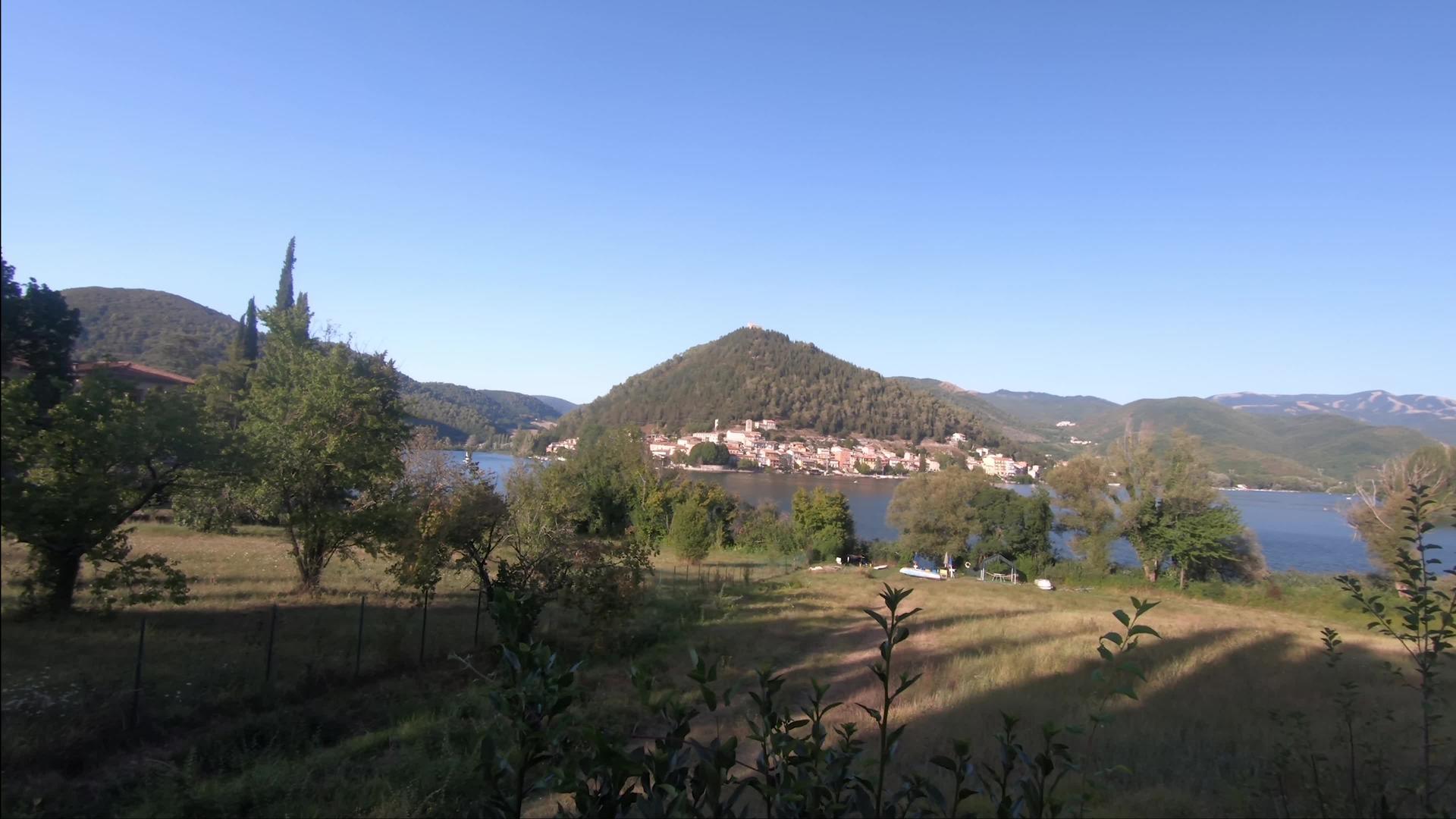 Pidiluco湖及其在Marmore的村庄视频的预览图