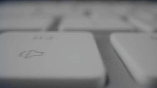 计算机白色键盘特写扫视视频的预览图