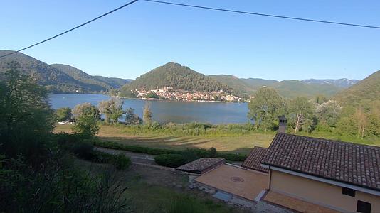 Pidiluco湖及其在Marmore的村庄视频的预览图
