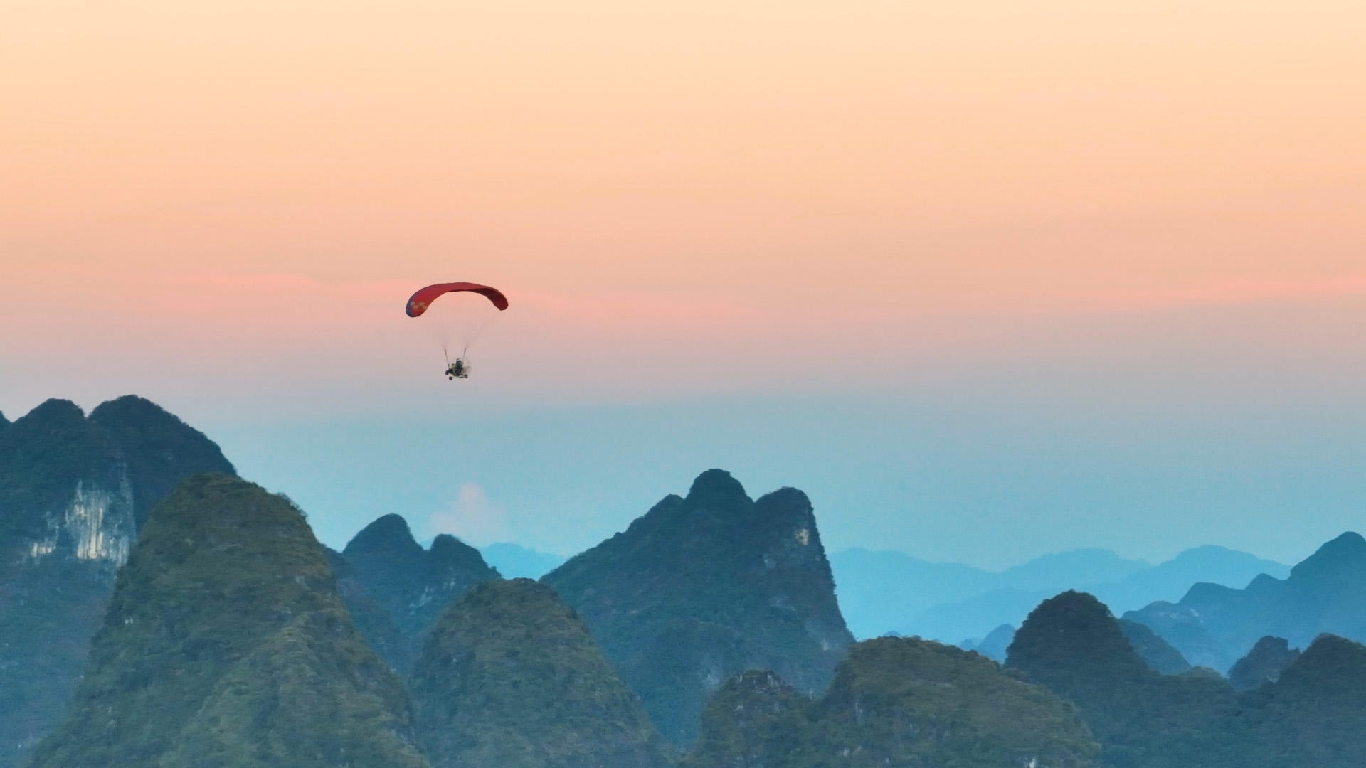 滑翔伞4K阳朔十里画廊视频的预览图