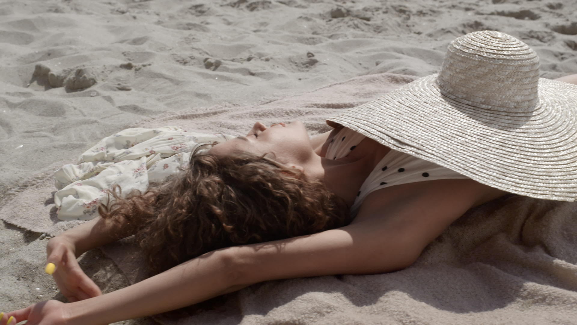 热女人在海边享受阳光遮住宽边帽视频的预览图