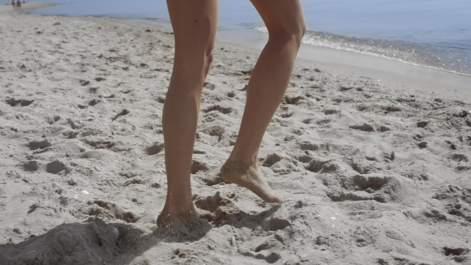 裸露的女人腿踩在沙滩上视频的预览图