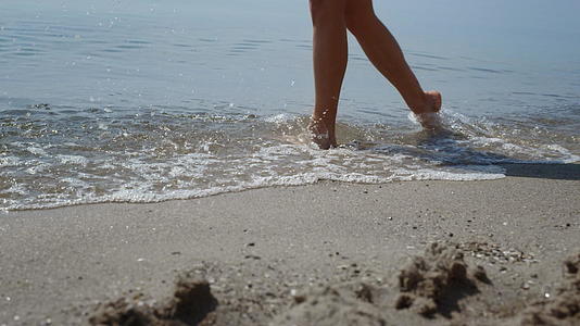 赤脚女孩溅水踏海浪视频的预览图