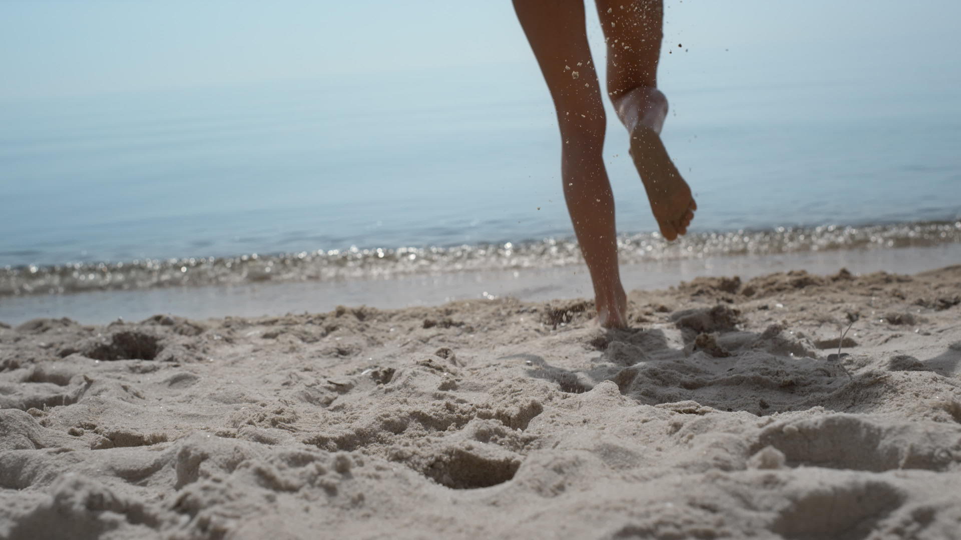 快乐的女孩在美丽的大海里跑步游泳视频的预览图