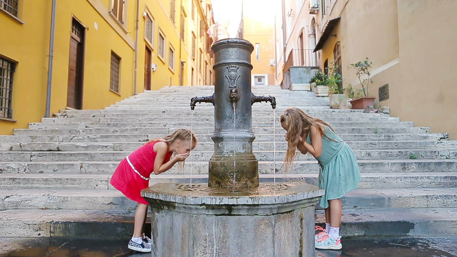可爱的女孩在意大利罗美热夏天从街上喷泉喝水视频的预览图
