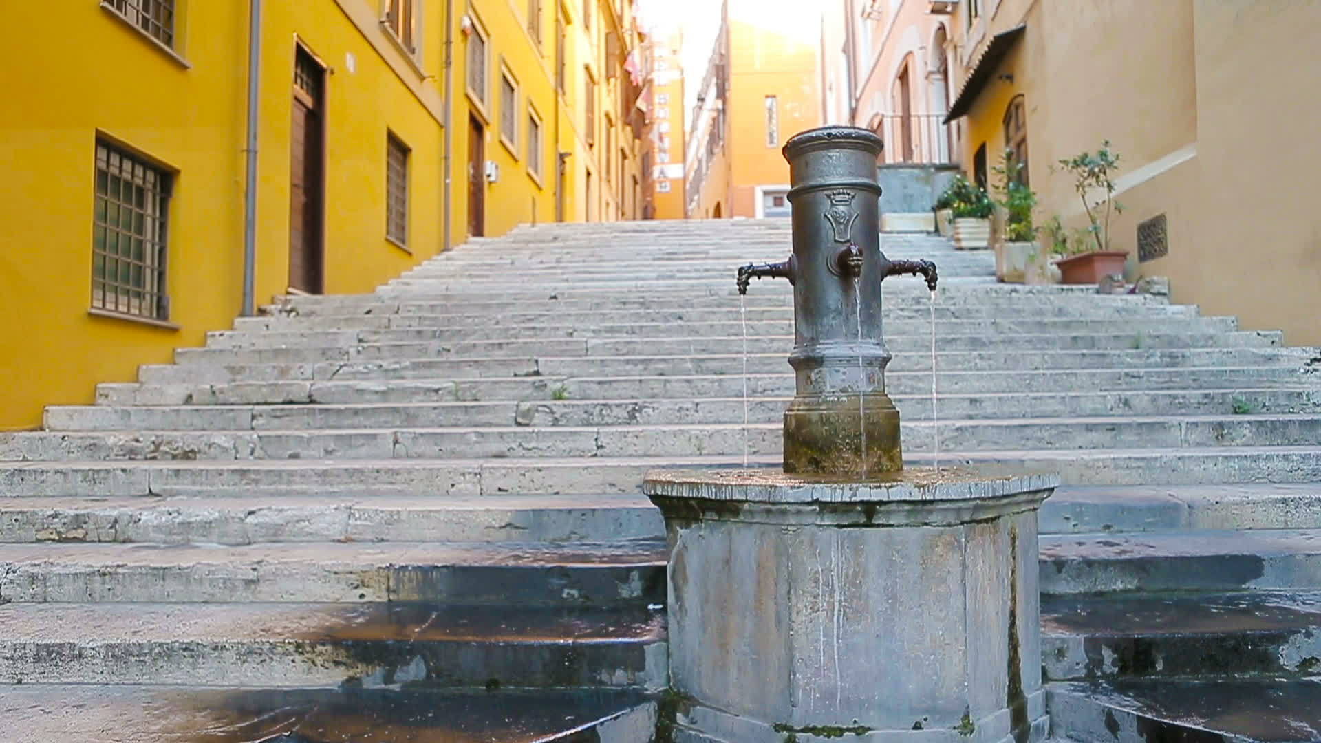 在欧洲城市的街道上人们在户外喝饮用水视频的预览图