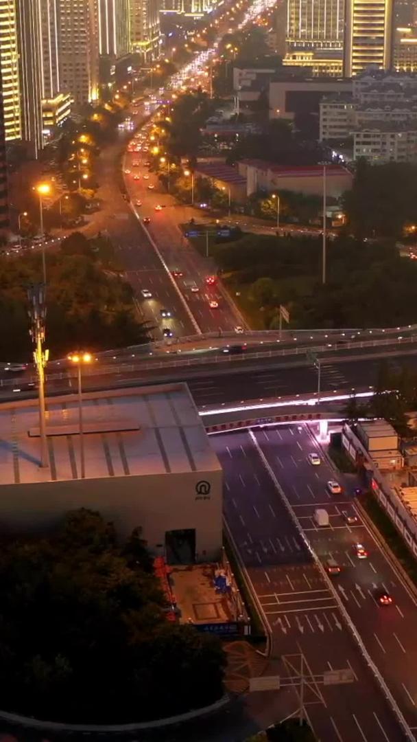 繁忙的城市交通夜景航拍延迟摄影视频的预览图