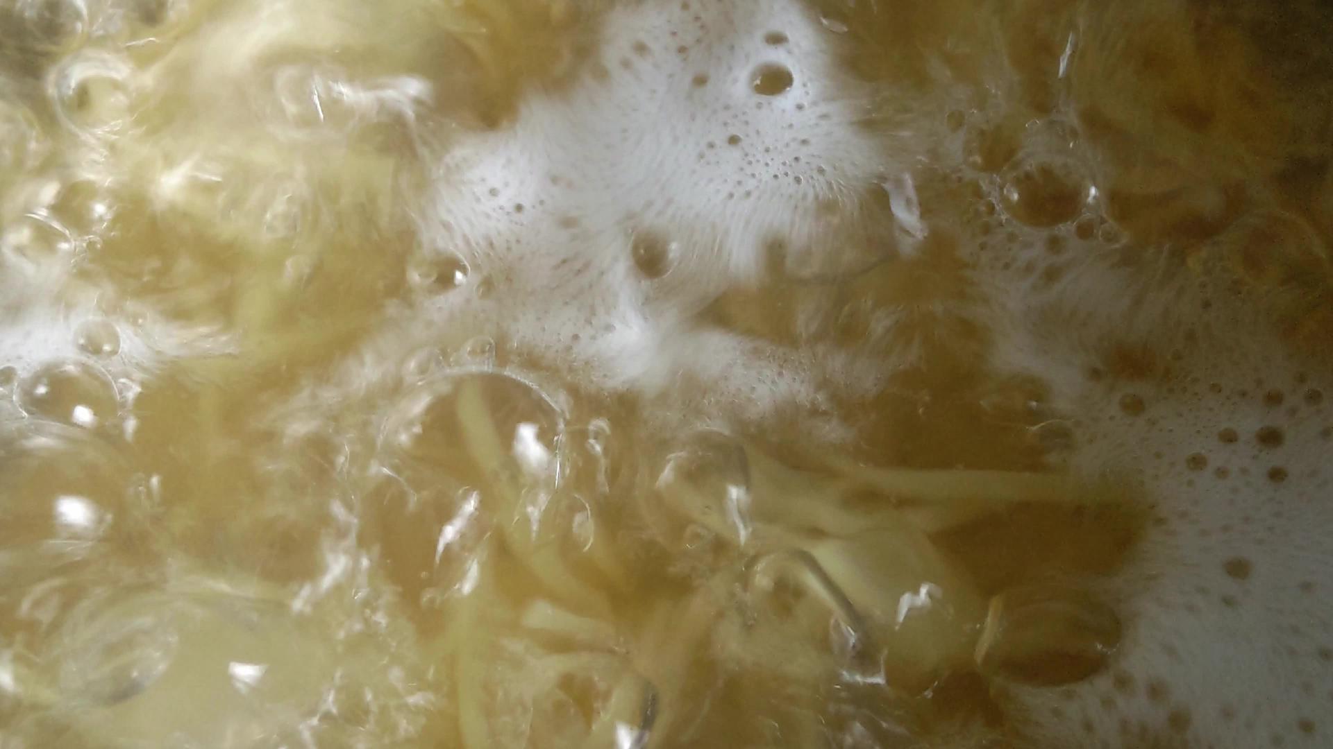 沸水和意大利面的顶部视图视频的预览图