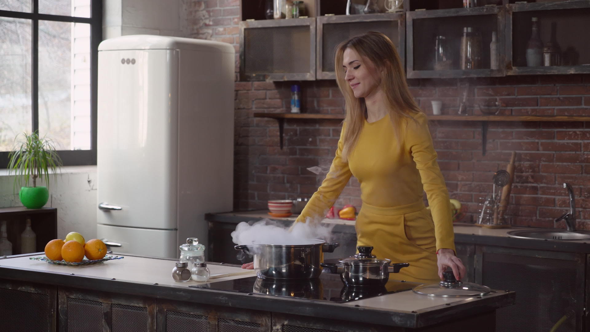 女性享受在公寓做饭的午餐视频的预览图