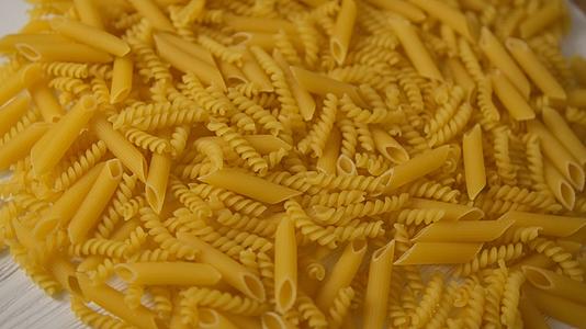 意大利面条的纹理背景旋转意大利面食品输送机面粉制品视频的预览图